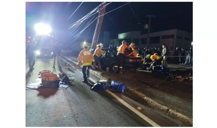 Veículo saiu da pista e colidiu com um poste