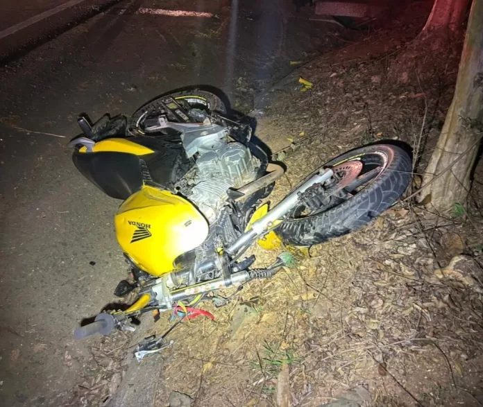Acidente no Oeste de SC deixa motociclista de 25 anos morto após colisão com caminhão na SC-465