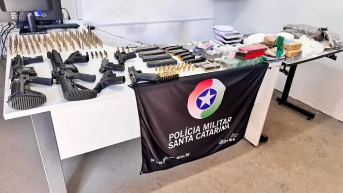 Armas e drogas apreendidas pela Polícia Militar no bairro Pinheirinho em Chapecó
