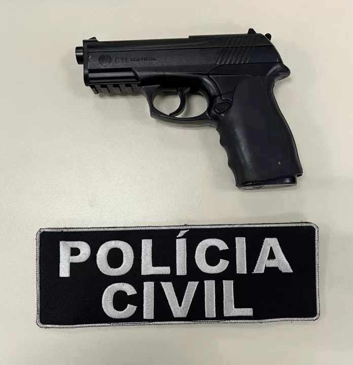 Polícia Civil apreende simulacro de arma na casa de investigado por violência doméstica em Chapecó