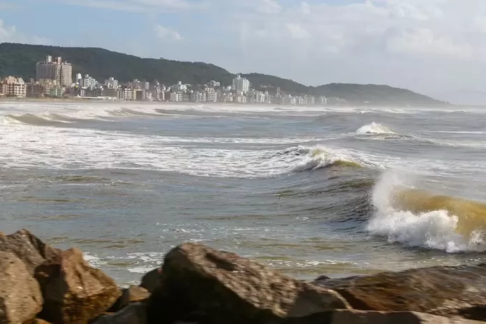 Ciclone extratropical em Florianópolis provoca ventos fortes e mar agitado