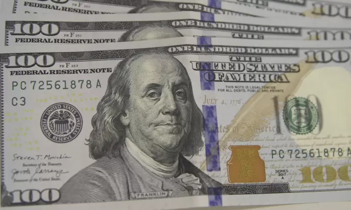 Dólar comercial cai para R$ 5,43 nesta segunda-feira (30) no Brasil