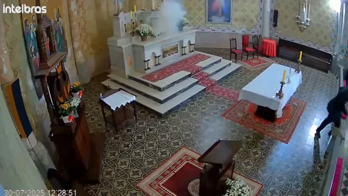 homem invade igreja tombada em SC