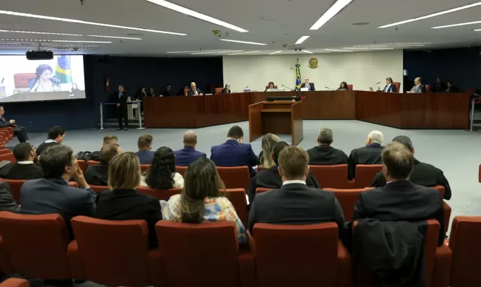 Personages conhecidos como Kids Preto (uma força tarefa do exército) especialista em entradas forçadas em locais, no banco dos réus frente a Alexandre Moraes