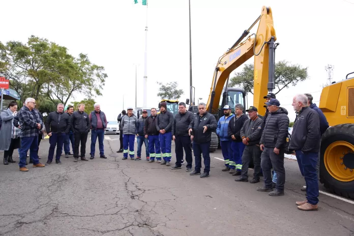 Prefeito João Rodrigues entrega novos equipamentos para a frota municipal de Chapecó.