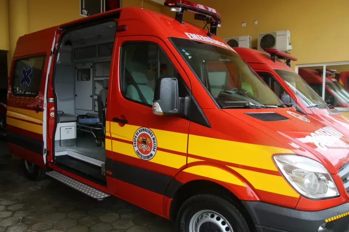Bombeiros atendem motociclista ferido após colisão no Bairro Vila Real em Chapecó