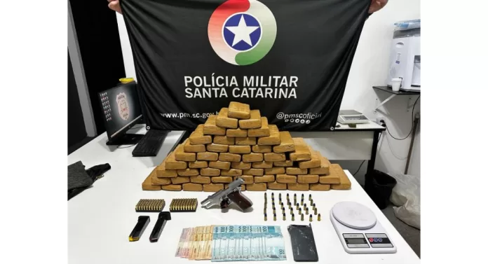 Drogas e armas apreendidas pela PMSC