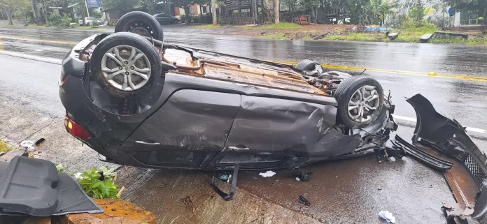 Fiat Argo capotado após acidente na SC-480 em Chapecó