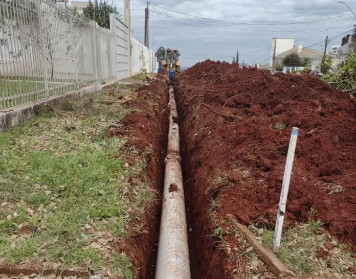 Obras da CASAN interligam adutora ao reservatório R2 em Chapecó