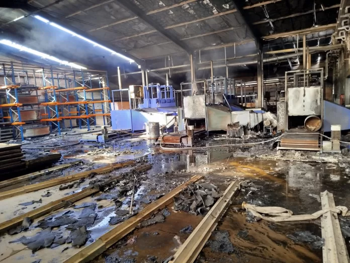 Incêndio destrói galpões de empresa de filtros de papel em Flor do Sertão e deixa um morto