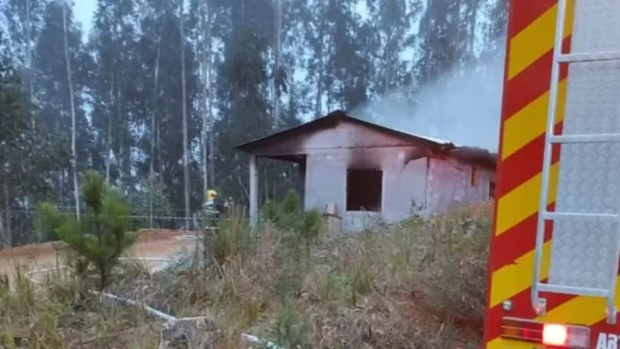 Idoso de 75 anos ateia fogo na esposa