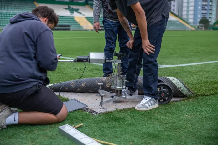 Arena Condá passa por testes FIFA no gramado sintético para receber jogos internacionais
