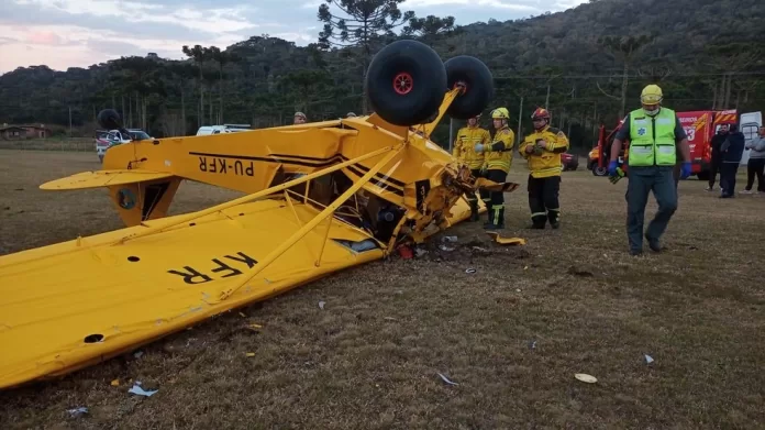 Avião cai na Serra Catarinense e deixa um homem morto e uma mulher gravemente ferida em Bom Retiro.