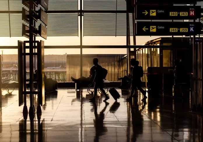 pais abandonam filho em aeroporto