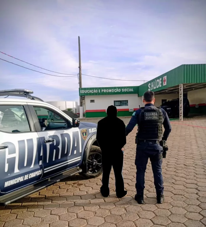 Agentes da Guarda Municipal realizando abordagem em via pública durante operação de cumprimento de mandados