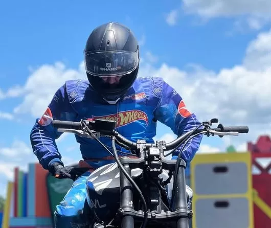 Beto Carrero presta homenagem a Lurrique Ferrari e suspende show após acidente fatal