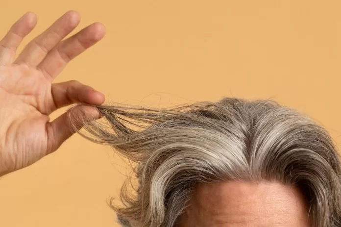 Cabelos grisalhos e câncer: pesquisa analisa se o embranquecimento precoce indica risco