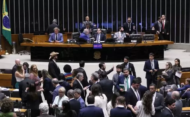 Câmara aprova projeto que retira gastos com saúde e educação do arcabouço fiscal