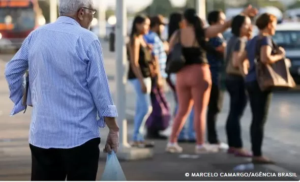 INSS reajusta aposentadorias acima do mínimo em 3,9% e eleva teto para R$ 8.475,55 em 2026