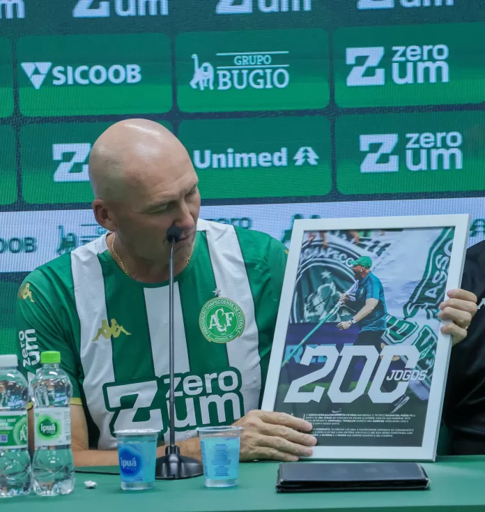 Técnico Gilmar Dal Pozzo durante entrevista coletiva na preparação para a final do Catarinense