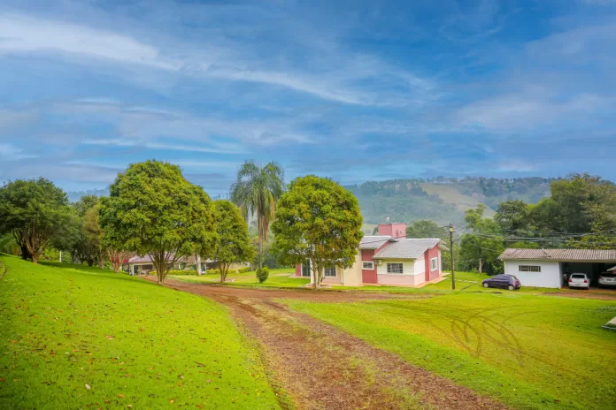 Vista panorâmica da propriedade da Indústria de Alimentos Malagutti em meio à natureza, destacando o turismo e a rota rural de chapeco.