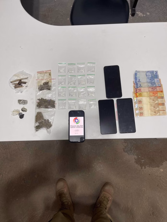 Material apreendido pela Polícia Militar em operação contra o tráfico de drogas no bairro Cristo Rei, Chapecó