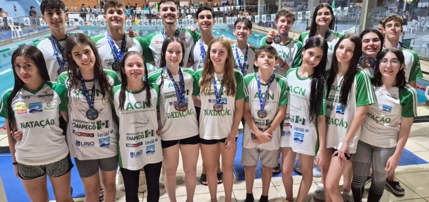 Natação de Chapecó conquista 20 medalhas e quebra recordes em campeonato estadual