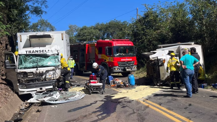 Equipes de resgate atendem vítimas de acidente com caminhões na SC 155 próximo a Xavantina