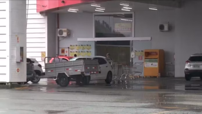 Homem invade supermercado e esfaqueia ex-companheira em Joinville