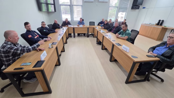 Defesa Civil de Chapecó realiza primeira reunião na Sala de Crise