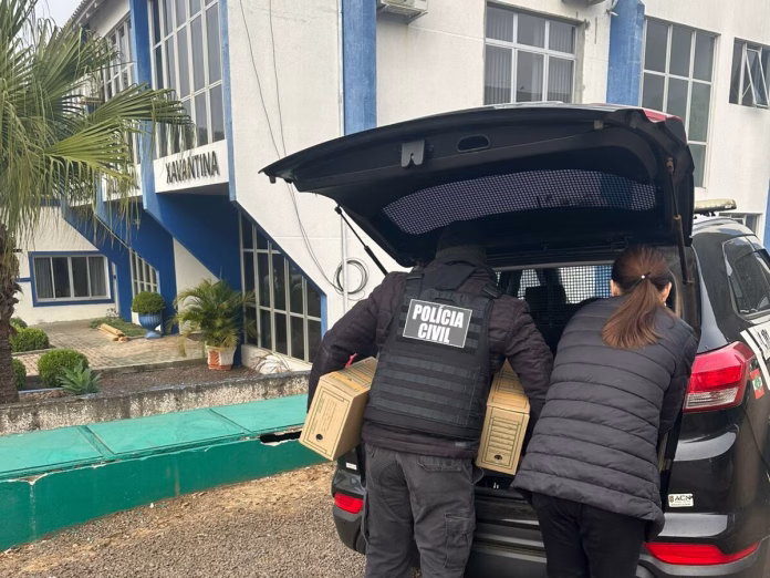 Ação da polícia civil em operação para investigar fraudes em licitações