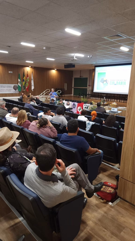 II Encontro Macrorregional Oeste de Agroecologia em Chapecó, reunindo agricultores e especialistas