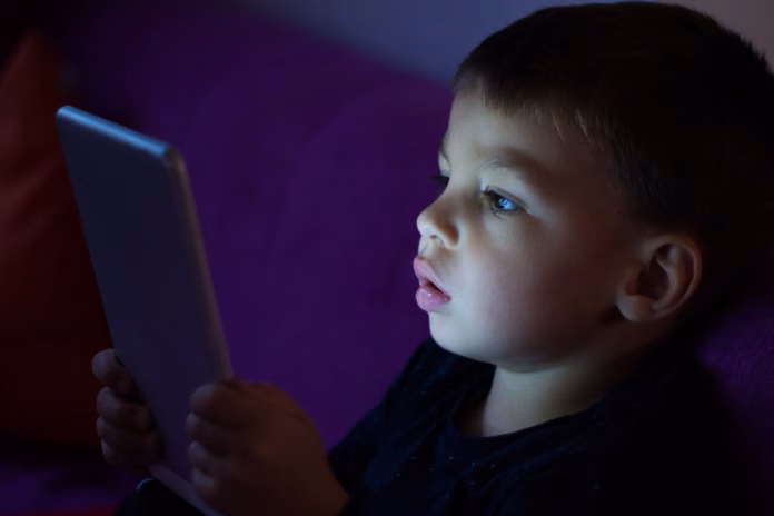 Crianças usando dispositivos digitais e enfrentando riscos na internet