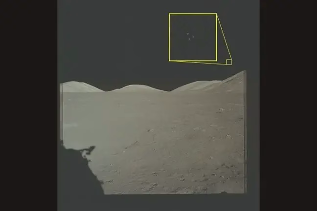 imagens de arquivo da missão Apollo 17 com luzes visíveis acima do terreno lunar