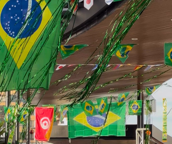 Boulevard de Chapecó decorado com bandeiras e enfeites para a Copa do Mundo