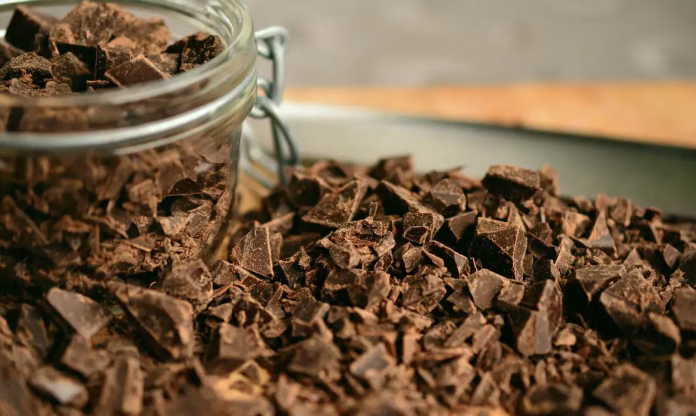 Tabletes e bombons de chocolate em vitrine de loja no Brasil