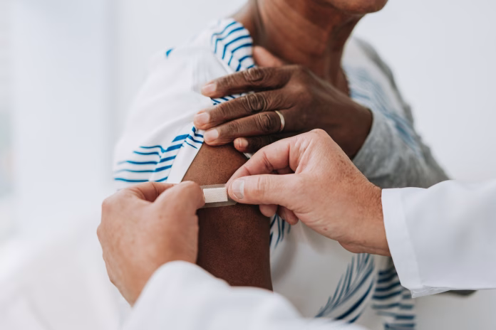 Herpes-zóster em jovem com lesões na pele e bolhas agrupadas em um lado do corpo