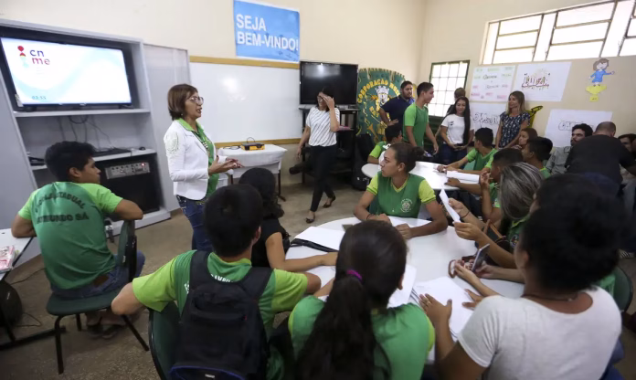 Estudantes do ensino médio recebem a quarta parcela do Pé-de-Meia em 2026