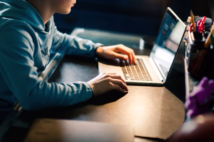 Adolescentes usam IA enquanto especialistas alertam para deepfakes de nudez