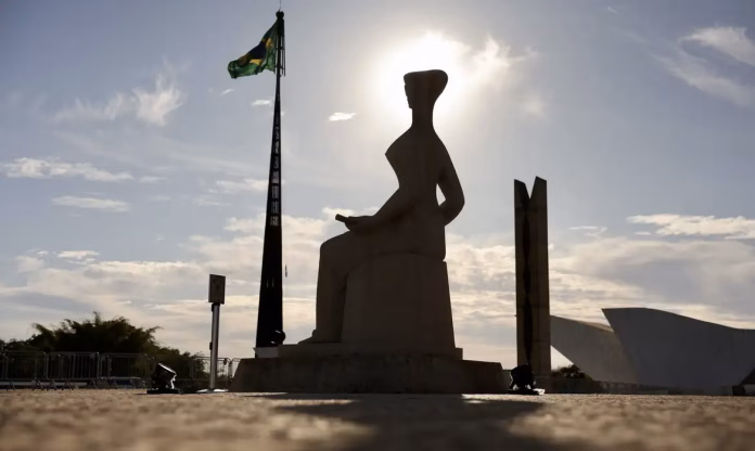Pessoa consulta informações sobre direitos em um celular, com destaque para a dificuldade de acesso