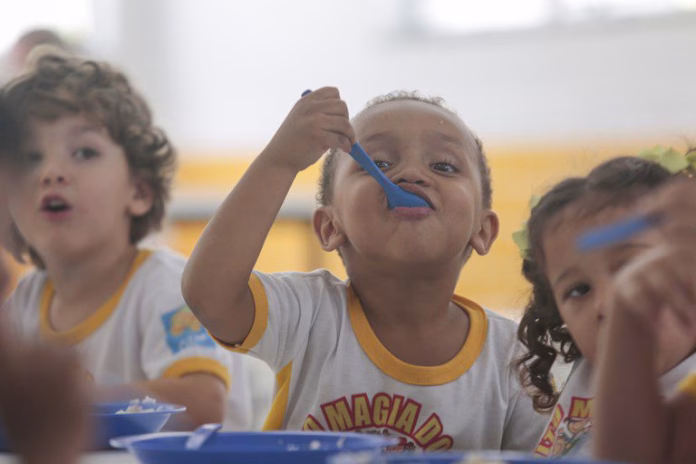 Calendário do Bolsa Família com datas de pagamento de agosto e valor médio de R$ 678,35