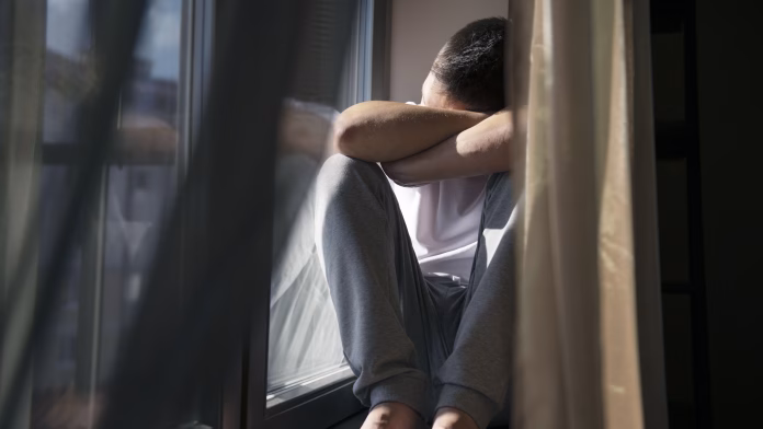 Pessoa usando celular com foco em saúde mental no Brasil e inteligência artificial