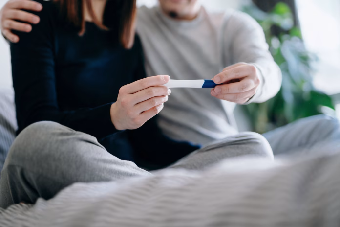 Casal conversa sobre infertilidade masculina durante avaliação médica