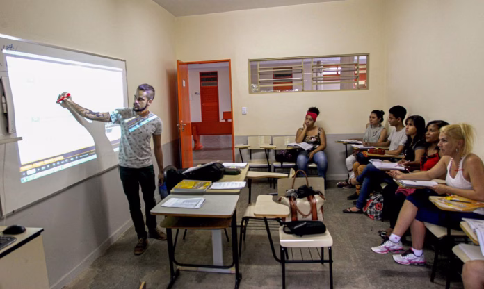 Estudantes consultam o Pé-de-Meia em celular, com calendário de pagamentos e valores do programa