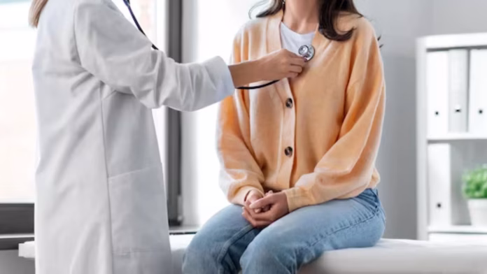Mulher em consulta médica durante exame ginecológico preventivo