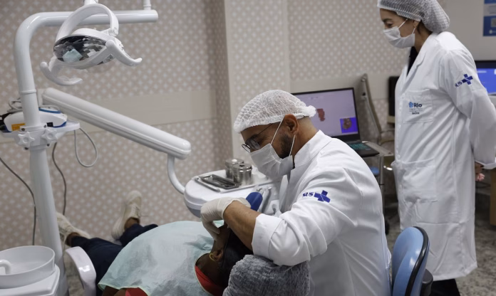 Mulher recebe atendimento odontológico no SUS para reconstrução dentária após violência doméstica