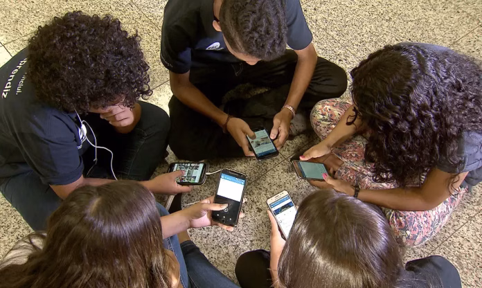 Segurança digital para crianças e adolescentes no ambiente online, com orientação e canais de denúncia