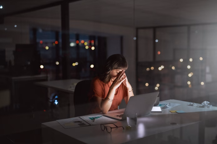 Texto sobre NR-1 e saúde mental no trabalho em tela de computador