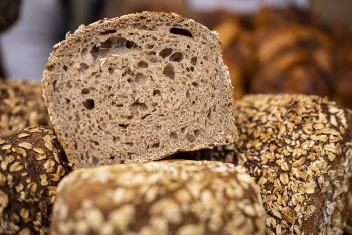 Prato com alimentos feitos de grãos integrais, como pão integral e aveia