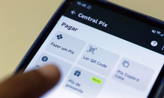 Tela de aplicativo com transferência via Pix e alerta sobre contestação de devolução por fraude
